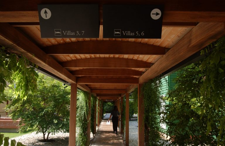 La passerelle vers les villas