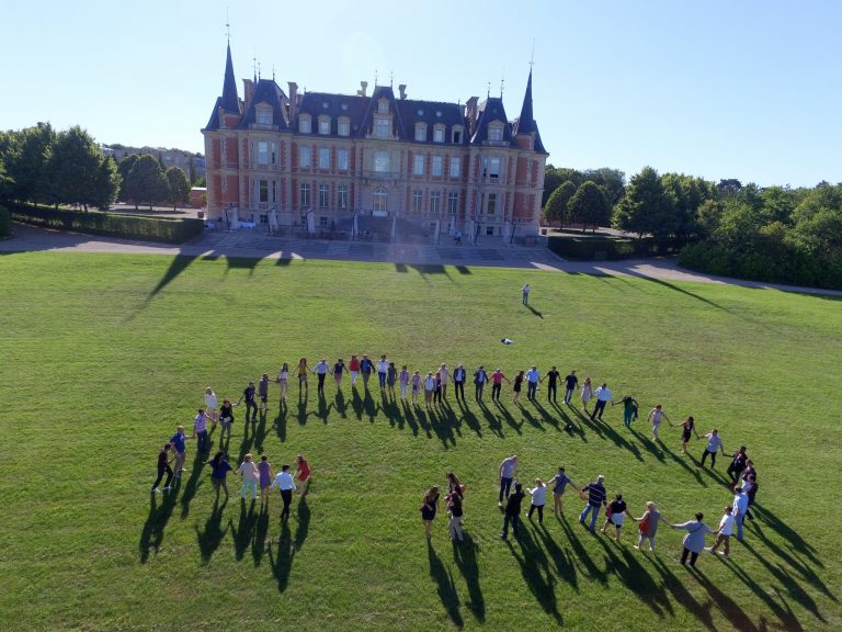 Team-bulding sur la prairie