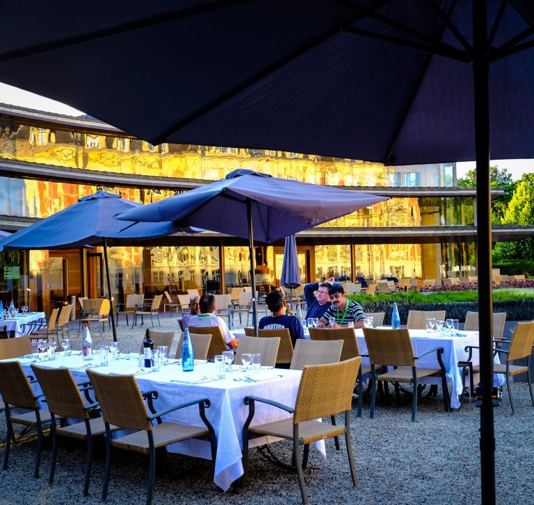 Discussion après le dîner sur la terrasse du Forum