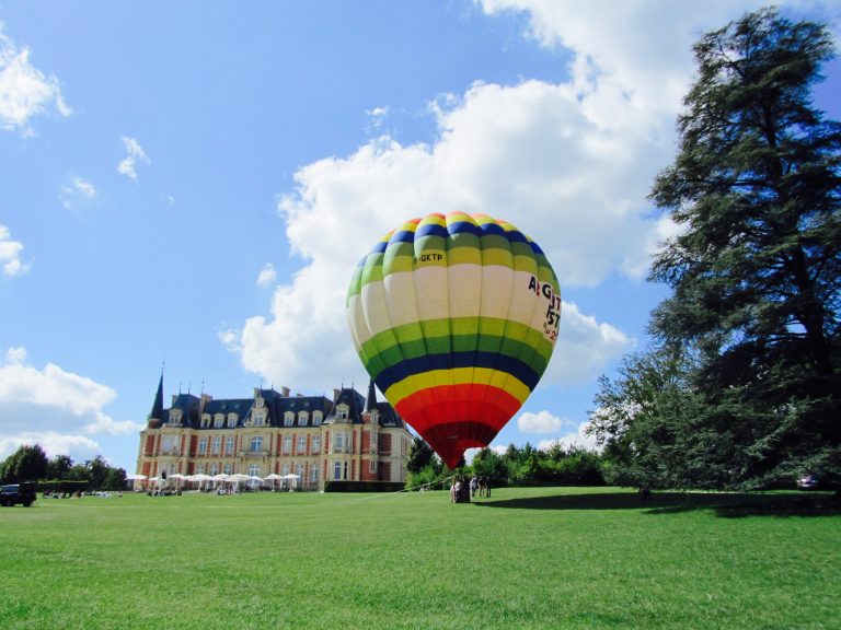 Mongolfière dans la prairie