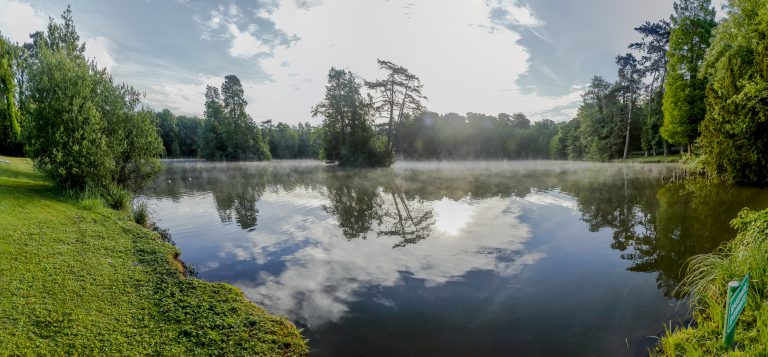 Vue panoramique du lac au printemps