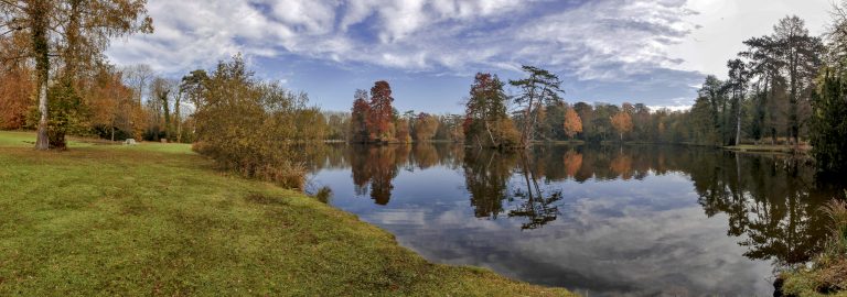 Vue panoramique du lac à l'automne