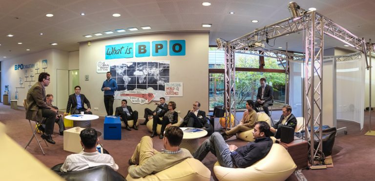 Discussion dans le Foyer de l'Atrium 1