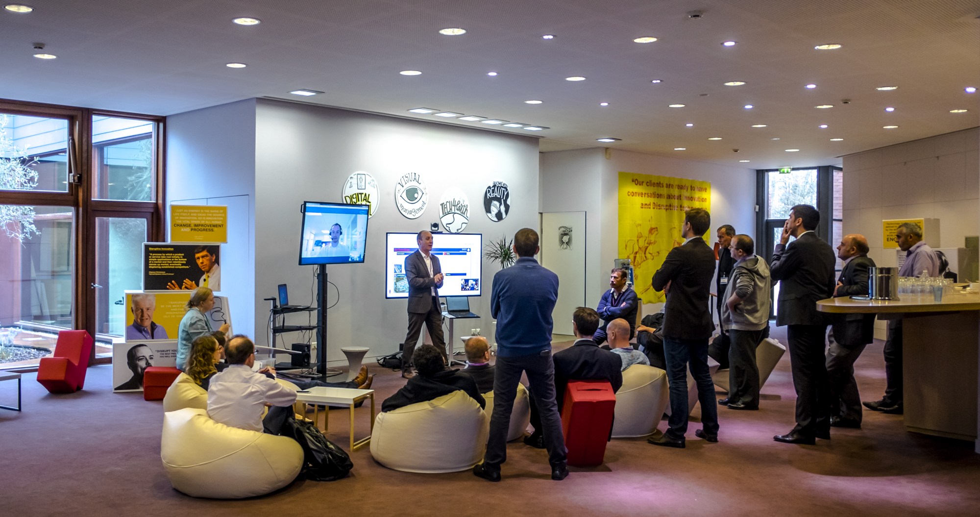 Discussion dans le Foyer de l'Atrium 2