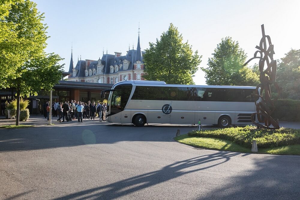 Un bus de participants au séminaire