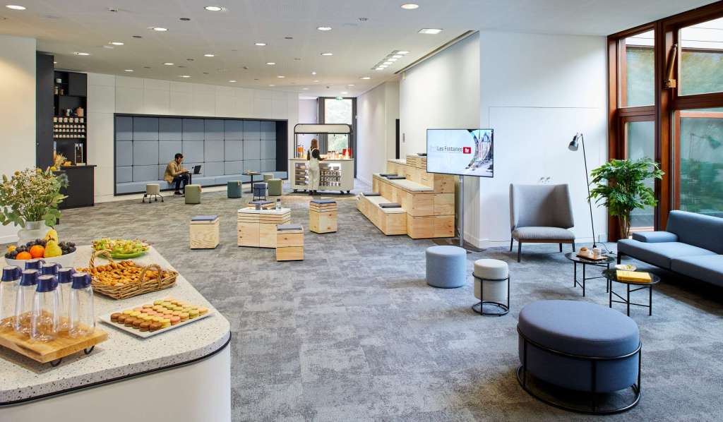 Pause dans le foyer idéal pour les échanges informels ou les moments de networking pendant un séminaire.