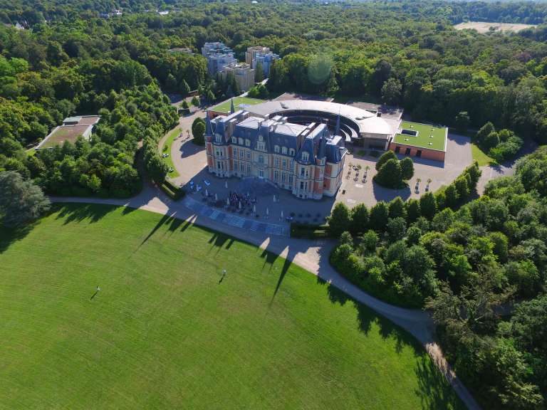 Les Fontaines niché dans un écrin de verdure, parfait pour organiser un séminaire d’entreprise au calme à proximité de Paris.
