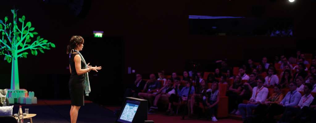 Conférence dans l’auditorium des Fontaines, lieu idéal pour les séminaires et présentations d’entreprise.