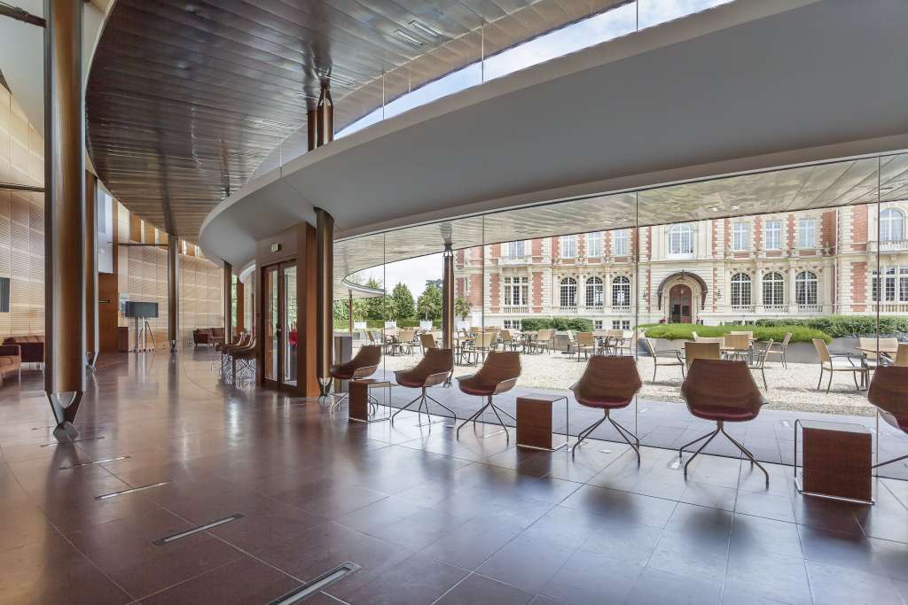 Long couloir traversant le Forum avec vue sur le parc et sur le Château.
