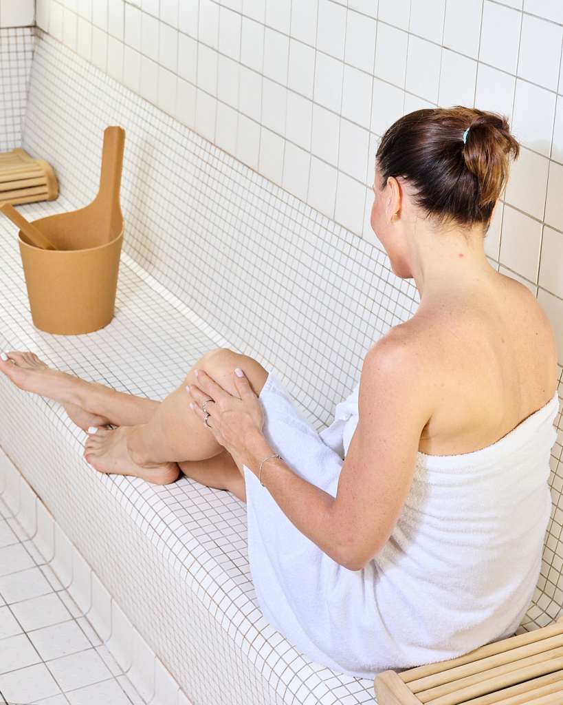 Participante profitant d’un instant de relaxation pendant un séminaire d’entreprise.