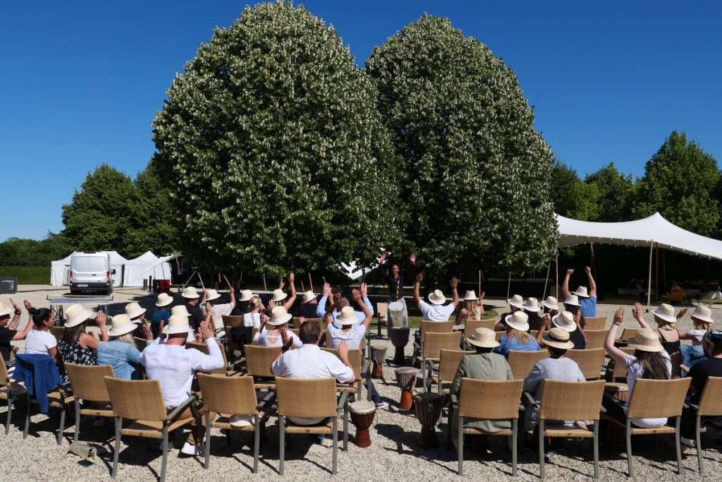 Participants installés dans le parc du domaine Les Fontaines lors d’une activité de cohésion d’équipe dans un cadre naturel verdoyant