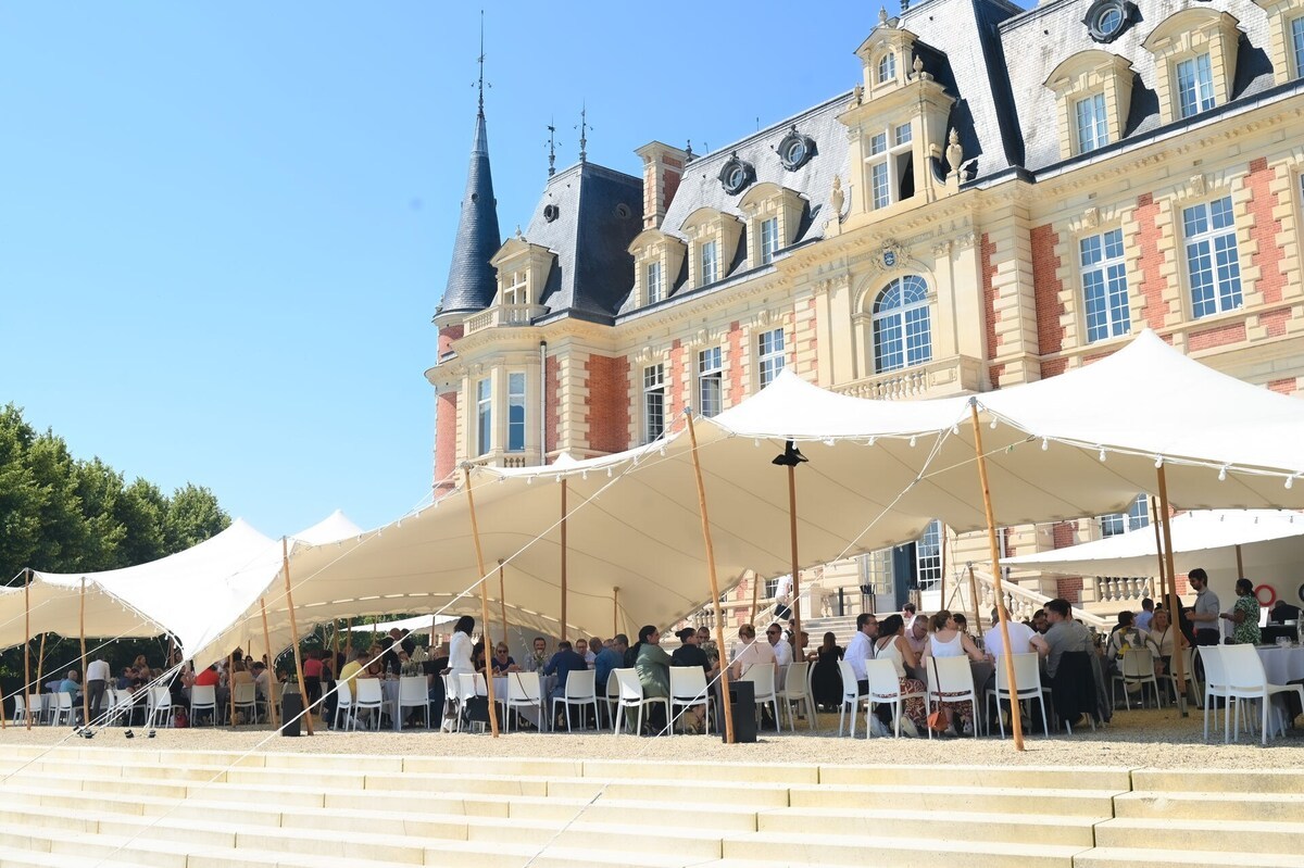 dejeuner en terrasse vue sur la prairie