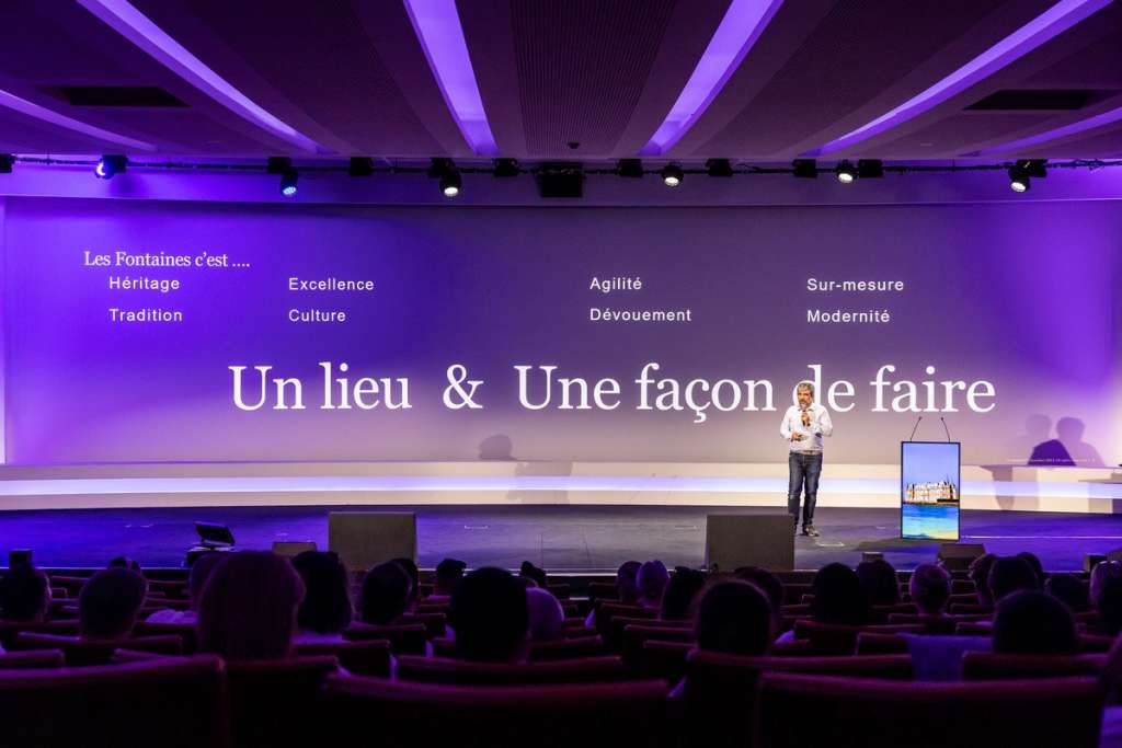 Participants assistant à une présentation dans l’auditorium haute technologie du domaine Les Fontaines lors d’un séminaire professionnel