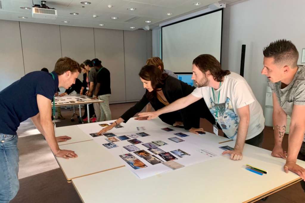 Participants à un séminaire en pleine activité de team building