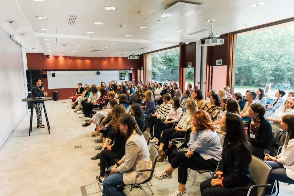 Participants attentifs lors d’une conférence professionnelle dans une salle moderne et lumineuse du domaine Les Fontaines