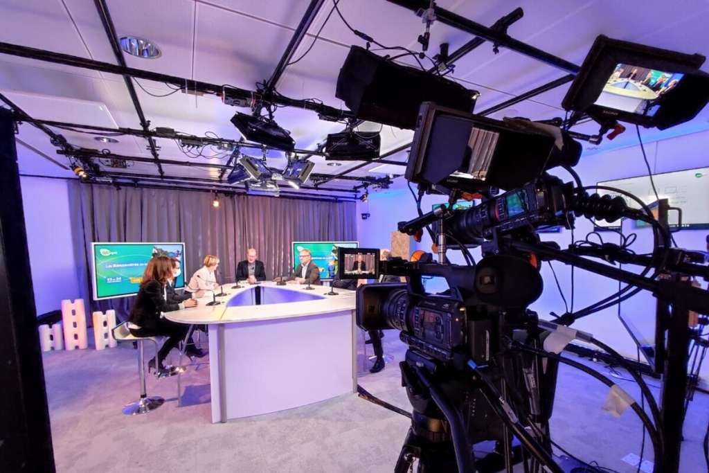 Studio professionnel équipé pour la captation et la diffusion d’événements hybrides ou 100 % digitaux aux Fontaines