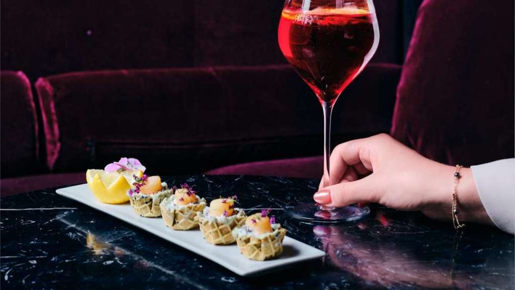 Moment de convivialité autour d’un cocktail soigneusement préparé et de bouchées gourmandes.