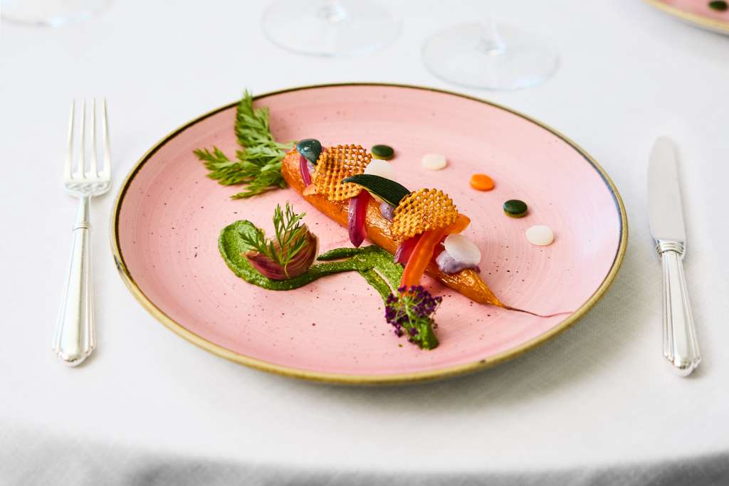 Plat conçu avec des produits locaux et de saison pendant un événement professionnel aux Fontaines.