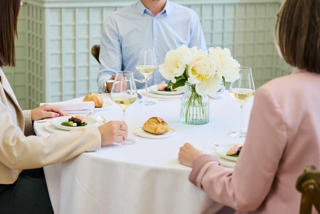 Participants réunis pour un repas convivial lors d’un séminaire d’entreprise.