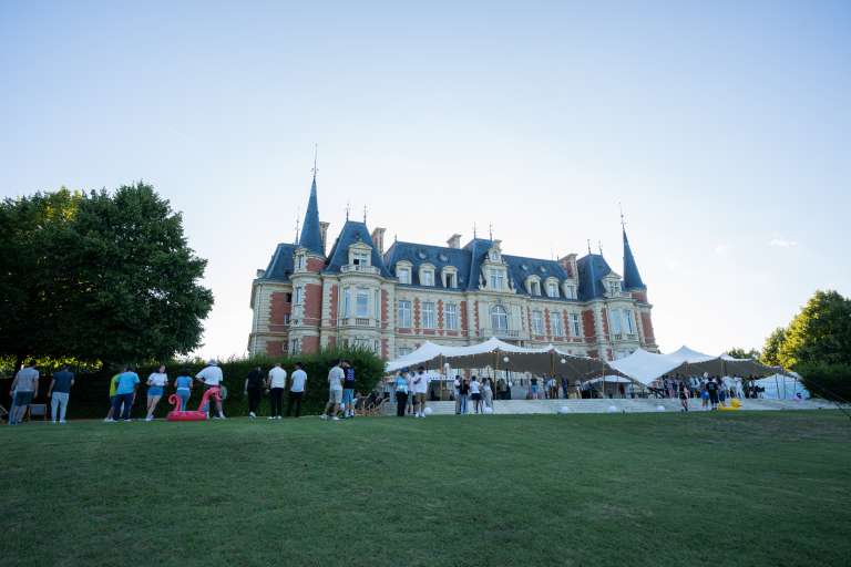 Apéritif sur la terrasse du château avec vue sur la prairie