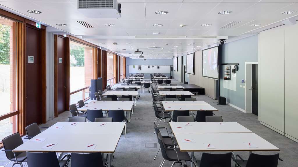 grande salle de 200m2