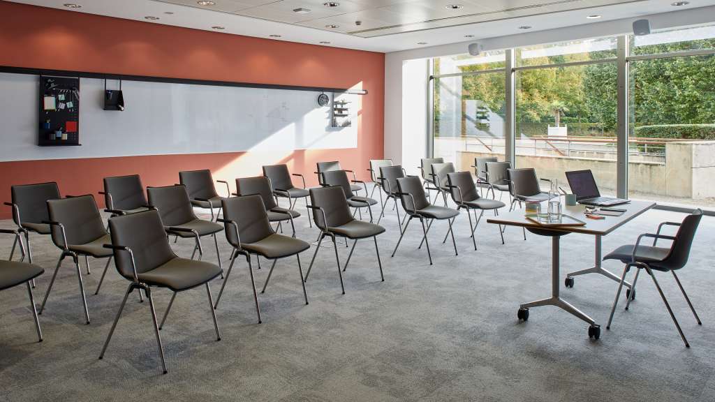 grande salle de réunion à la lumière du jour, format théâtre proche de Paris